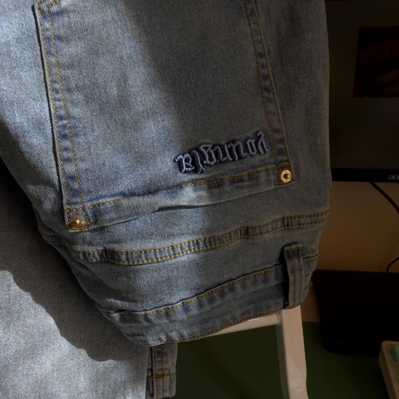 Classic light wash denim carpenter style in a versatile everyday cut - Picture 2 of 3